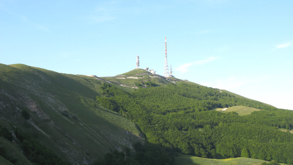 La vetta del Monte Nerone, sormontata dalle antenne RAI